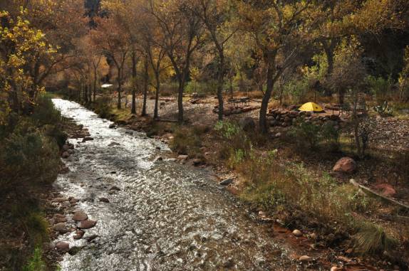 Vista do acampamento no fundo do Grand Canyon, no Arizona, nos Estados Unidos